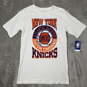 NWT Boys Size XL 16/18 White NEW YORK KNICKS Eastern Conference NBA T-Shirt Top